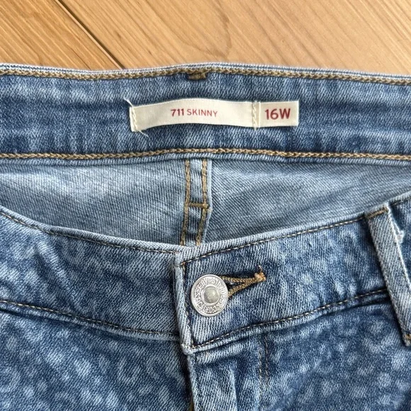 Levi’s 711 Skinny Women's Blue Jeans with Cheetah Print - Picture 2 of 8
